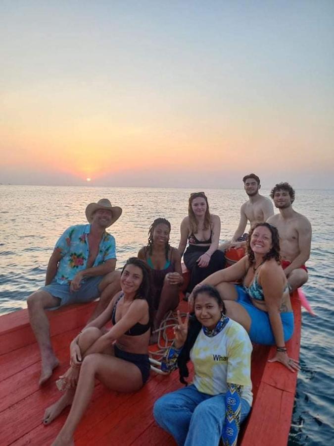 Lucky Sun Saracen Bay Hostel Koh Rong Sanloem Exterior foto